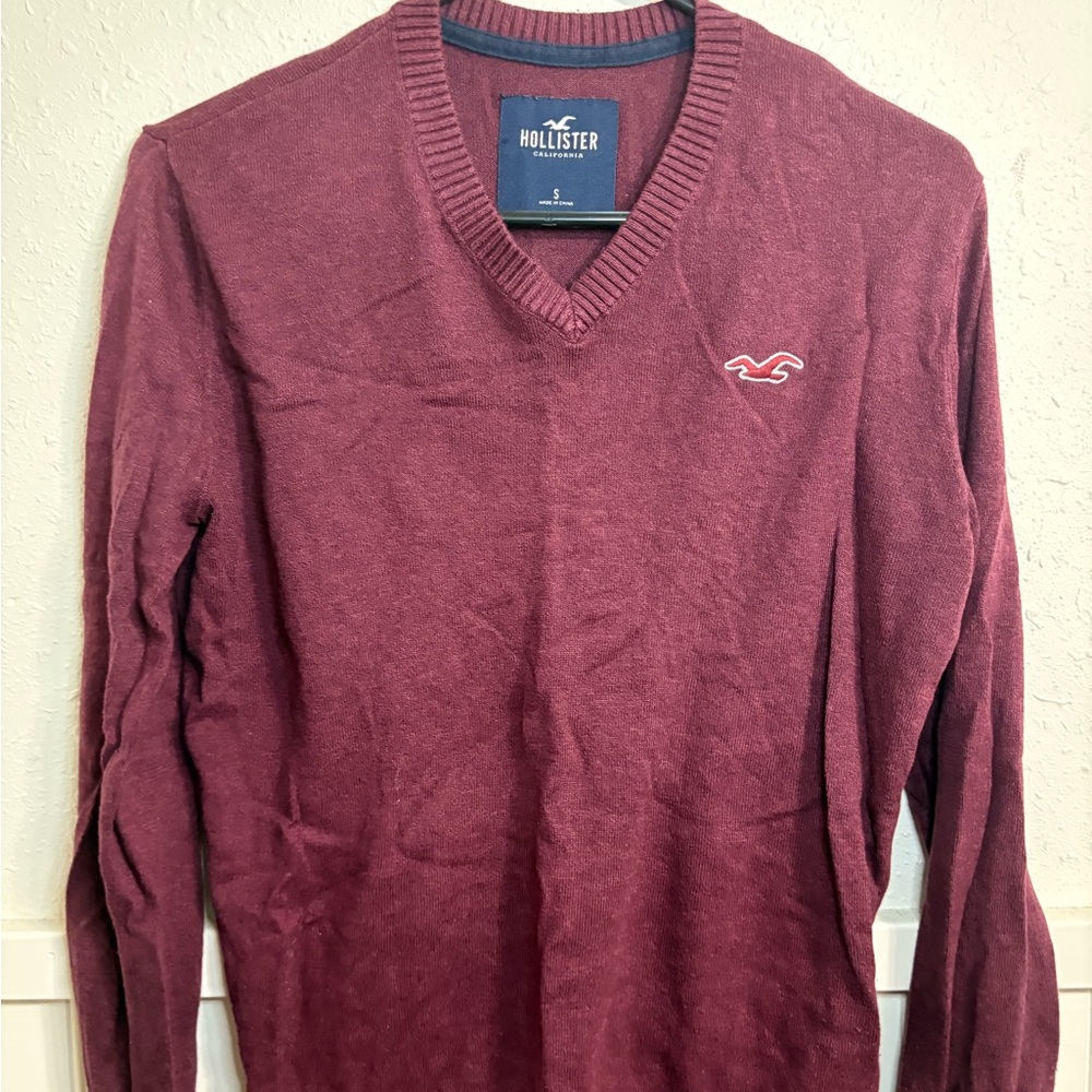 Hollister Men's Burgundy V-Neck Sweater